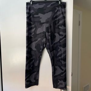 Old Navy gray camo maternity capri leggings